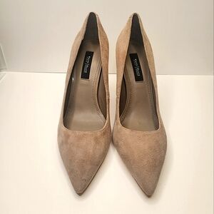 White House  Black Market Shoe/ Pump - 8.5 - Suede in Putty/Tan